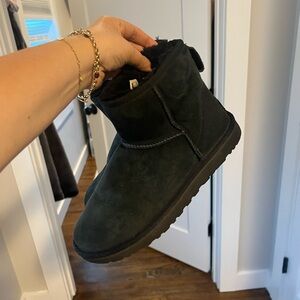 BLACK SIZE 9 UGG SHORT